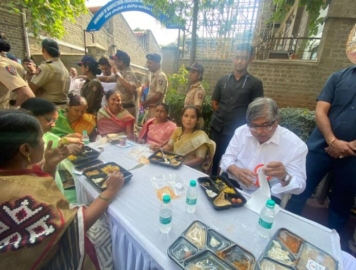 Chandrakant Palatchi had lunch with Sarpanch in pune district Chandrakant Patil : पंतप्रधान मोदींच्या 'परीक्षा पे चर्चा' नंतर पुण्यात चंद्रकांत पालटांची सरपंचांसोबत 'लंच पे चर्चा'