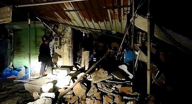 या इमारतीमध्ये व्यापारी गाळे आणि कार्यलय, गोदाम होती.