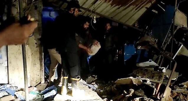 आहे. तर अशरफ नावाच्या 22 वर्षीय तरुणाला ढिगाऱ्याखालून जिवंत बाहेर काढण्यात अग्निशमन दलाला यश आलं आहे.