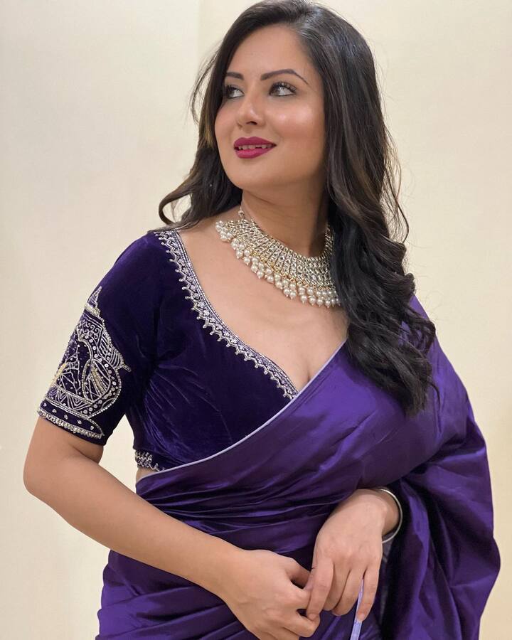 સાડીમાં પૂજા બેનર્જી ખૂબ જ હોટ લાગી રહી છે. એક્ટ્રેસે ઈન્સ્ટાગ્રામ પર તસવીરો શેર કરી છે. પૂજા બેનર્જીનો કાતિલ અંદાજ વાયરલ થઈ રહ્યો છે.