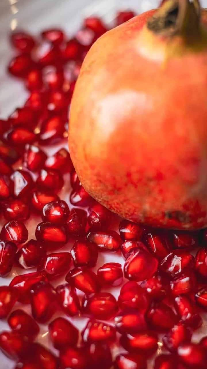 कोरड्या टाळू आणि कोंड्याच्या समस्येवर डाळिंबाच्या बियांचे तेल लावणे देखील चांगले आहे.