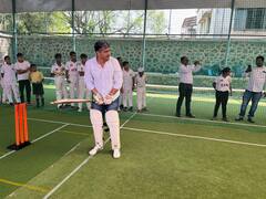 Rohit Pawar : हातात ग्लव्स, पायात पॅड; क्रिकेटच्या मैदानात रोहित पवारांचा जलवा