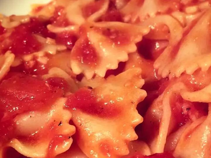 इस दिलचस्प व्यंजन को बनाने के लिए आपको बस सबसे पहले पास्ता को पकाने की जरूरत है, इसके बाद चेरी टमाटर, लहसुन और धनिया पत्ती को थोड़े से तेल के साथ भूनें और अंत में इन सभी को एक साथ मिलाएं.यह कसा हुआ पनीर और ताजी हरी तुलसी के पत्तों के गार्निश के साथ परोसा जाता है. लहसुन न केवल पकवान को एक मजबूत स्वाद प्रदान करता है बल्कि आपके लिए बहुत स्वस्थ भी हो सकता है.इसके अलावा, चेरी टमाटर और लहसुन का मेल दिव्य है। तो, अपने अगले भोजन के बारे में चिंता न करें क्योंकि आप इस रेसिपी को आजमा सकते हैं.