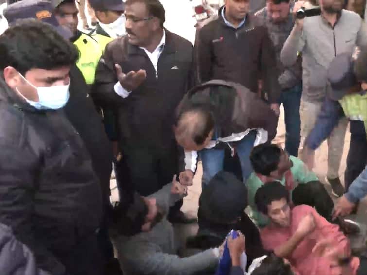 Students of Delhi University pushed and shoved between the police Delhi University: போலீசார் மாணவர்களிடையே தள்ளுமுள்ளு! பரபரப்பாக காட்சியளிக்கும் டெல்லி பல்கலைக்கழகம்! காரணம் என்ன?