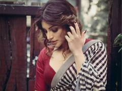 Shama Sikander Saree Look: साड़ी में बिखरी जुल्फों को संवारती नजर आईं शमा सिकंदर, कातिल अदाएं देख थम जाएंगी सांसे