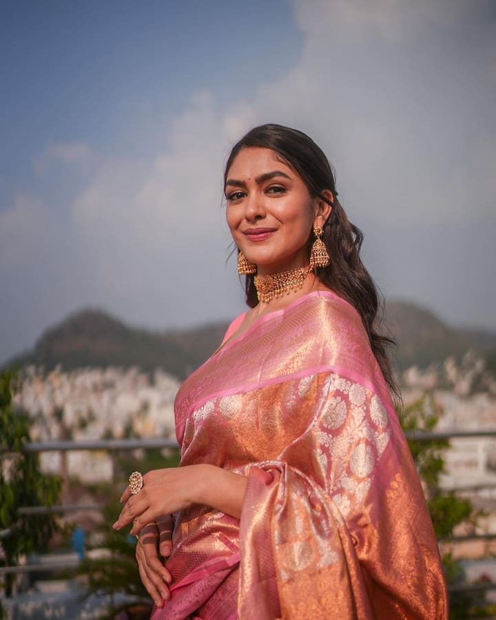 गुलाबी साडी, गोल्डन इअरिंग्स, गळ्यात गोल्डन कलरचं चोकर, हातात रिंग अन् मोकळे केस अशा लूकमधील फोटो मृणालनं शेअर केले आहेत.   (Mrunal Thakur/Instagram)