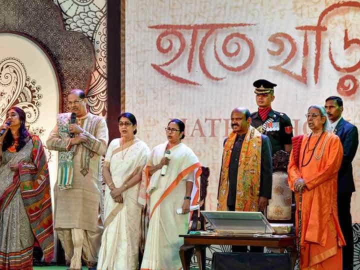 CM Mamata Banerjee joined the performs in singing patriotic song Republic Day 2023: गणतंत्र दिवस पर सीएम ममता बनर्जी ने गाया देशभक्ति का गाना, देखिए Video