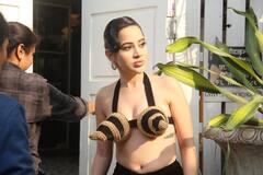 Uorfi Javed ने फिर एक बार पेश किया अपने अतरंगी फैशन का नमूना, तस्वीर देख उड़े फैंस के होश