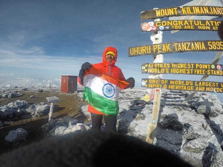 Rajasthan News: राजस्थान की पर्वतारोही पुलिस ने किया कमाल, अफ्रीका की सबसे ऊंची चोटी पर लहराया तिरंगा Tricolor hoisted on the highest peak of Africa on January 26 this year, know who is such a red flag of Rajasthan ann Rajasthan News: राजस्थान की पर्वतारोही पुलिस ने किया कमाल, अफ्रीका की सबसे ऊंची चोटी पर लहराया तिरंगा