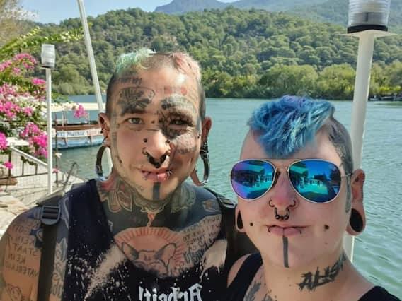 ટેટૂ સિવાય ટોબિઆસે સાપ જેવી જીભ પણ રાખી છે. તેણે કૃત્રિમ ચુંબક અને ચિપની મદદથી 300 થી વધુ ટેટૂ બનાવ્યા છે.