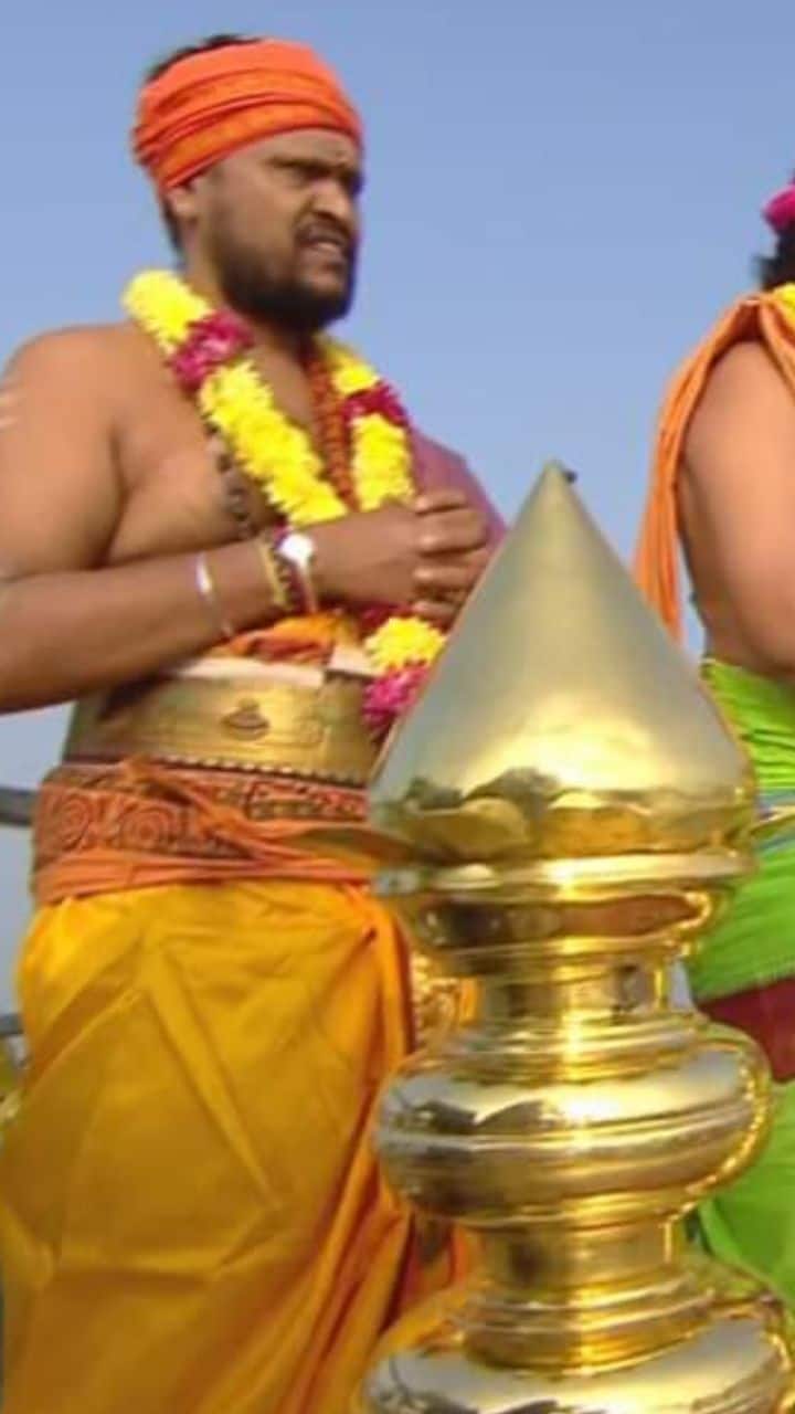 கும்பாபிஷேகம் நடக்கையில், பக்தர்கள் அரோகரா கோஷம் எழுப்பினர்