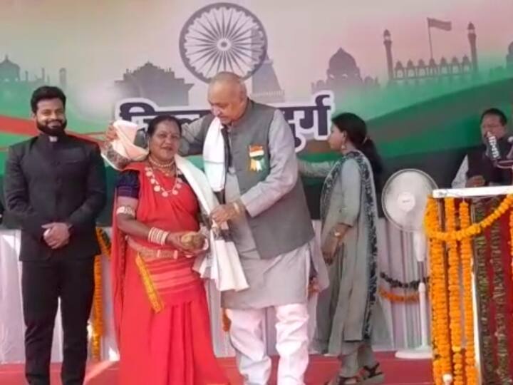 उषा बारले कहती हैं कि अगर राज्य सरकार और केंद्र सरकार पंडवानी के क्षेत्र में कोई कदम उठाती है तो वह प्रदेश और देश के बच्चों को पंडवानी के लिए प्रशिक्षण देगी. उषा बारले ने बताया कि पद्मश्री और पंडवानी गायिका तीजन बाई से ही उन्होंने शिक्षा ली है. तीजन बाई से ही उन्होंने पंडवानी पढ़ने और गाने की कला को सीखा है.