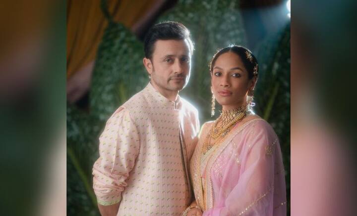 একসঙ্গে এর আগে দেখা গিয়েছে বটে, তবে তাঁদের সম্পর্ক বন্ধুত্বের চেয়ে বেশি বলে মনে হয়নি অনেকেরই। তাই বিয়ের খবর সামনে এনে অনুরাগীদের চমকে দিয়েছেন মাসাবা এবং সত্যদীপ। বিয়ের বিভিন্ন মুহূর্ত সোশ্যাল মিডিয়ায় তুলে ধরেছেন তাঁরা।