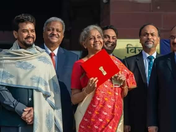 প্রত্যাশার পারদ বেড়েই চলেছে। ২০২৩-২৪ অর্থবর্ষের বাজেট নিয়ে অর্থমন্ত্রীর কাছে প্রচুর আশা রয়েছে সবার। হোম লোন থেকে ট্যাক্স স্ল্যাবে ছাড়, আম আদমির এই ৫টি দাবি মেনে নিতে পারে মোদি সরকার।