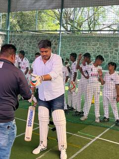 Rohit Pawar : हातात ग्लव्स, पायात पॅड; क्रिकेटच्या मैदानात रोहित पवारांचा जलवा