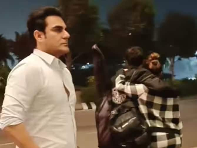 Malaika Arora, ex Arbaaz Khan share a hug after seeing off son Arhaan Khan at airport એરપોર્ટ પર Malaika Aroraએ દીકરા અરહાનને લગાવ્યો ગળે, દૂર ઉભેલો જોવા મળ્યો Arbaaz Khan, જુઓ વીડિયો