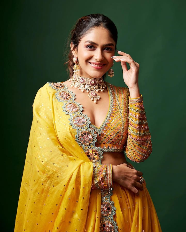 मृणाल तिच्या वेगवेगळ्या लूकमधील फोटो सोशल मीडियावर शेअर करते. (Mrunal Thakur/Instagram)