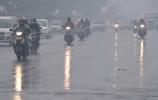 गुरुवारी देखील काही ठिकाणी तुरळक पावसाने हजेरी लावली होती. पावसामुळे राज्यातील किमान तापमानात वाढ होणार असल्याचं हवामान विभागानं सांगितलं आहे.