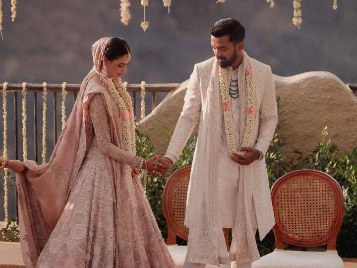 भारतीय क्रिकेट टीम के खिलाड़ी केएल राहुल ने हाल ही में बॉलीवुड एक्ट्रेस अथिया शेट्टी से शादी की है. राहुल और अथिया की शादी काफी चर्चित रही थी और इसमें कुछ खास करीबी दोस्त और रिश्तेदार ही शामिल हुए. हालांकि राहुल ने टीम इंडिया के कई खिलाड़ियों को इनवाइट किया था. राहुल ने शादी के बाद शुक्रवार को कुछ खास फोटो शेयर की हैं. (फोटो - ट्विटर)