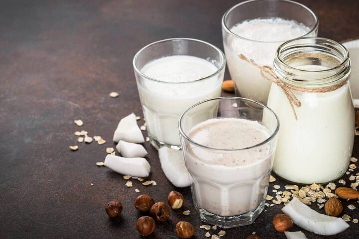 मार्किट में जानवरों के दूध अलावा भी बहुत तरह के दूध आ गए हैं. बहुत से लोगों को पैकेट या फिर बोतल में बंद जैसे बादाम या फिर सोया का दूध पीना ही पसंद होता हैं. लेकिन गांव से लेकर शहर तक आज भी ज्यादातर लोग पालतू जानवरों का दूध पीना ही पसंद करते हैं या यूं कहें कि ये उनकी एक आदत में शुमार हो चुका है.