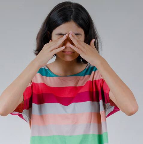 आंखों में मस्कारा लगाती है तो इससे आपको इंफेक्शन हो सकता है दरअसल इसमें केमिकल का इस्तेमाल होता है अगर यह केमिकल आंखों में चला जाए तो आंखों के लिए नुकसानदायक हो सकता है