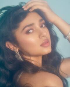 Krithi Shetty Photos: చూపుల్తో గుచ్చి గుచ్చి చంపేస్తోన్న కృతి