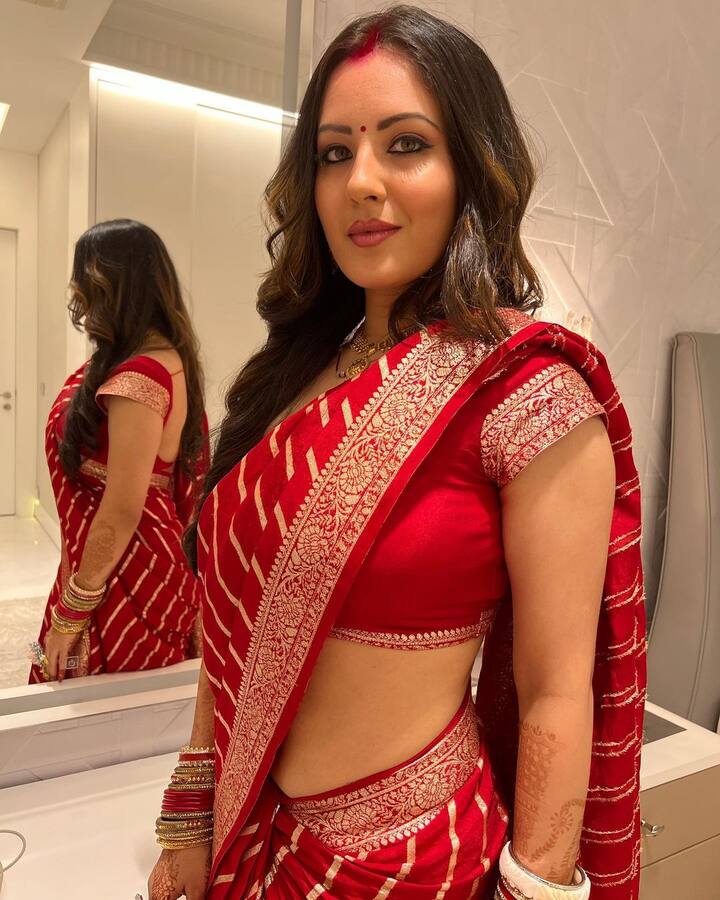 એક્ટ્રેસ ફેન્સ સાથે તસવીરો અને વિડિયો શેર કરે છે.  ટીવી અભિનેત્રી પૂજા બેનર્જી તસવીરોને લઈ ચર્ચામાં રહે છે.  પૂજા બેનર્જી તેની તસવીરો શેર કરતી રહે છે.