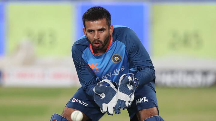 ম্যাচ চলাকালীন বা তার আগে, পরে বৃষ্টির কোনও সম্ভাবনা নেই। তাপমাত্রাও ১৯ ডিগ্রির আশেপাশেই থাকবে, যা ক্রিকেট খেলার জন্য আদর্শ।