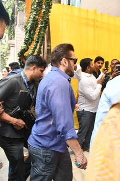 शादी अटेंड करने पहुंचे Salman Khan तो पैर छूने लगे Rahul Kanal, 'टाइगर' ने फिर यू लगाया गले | PICS