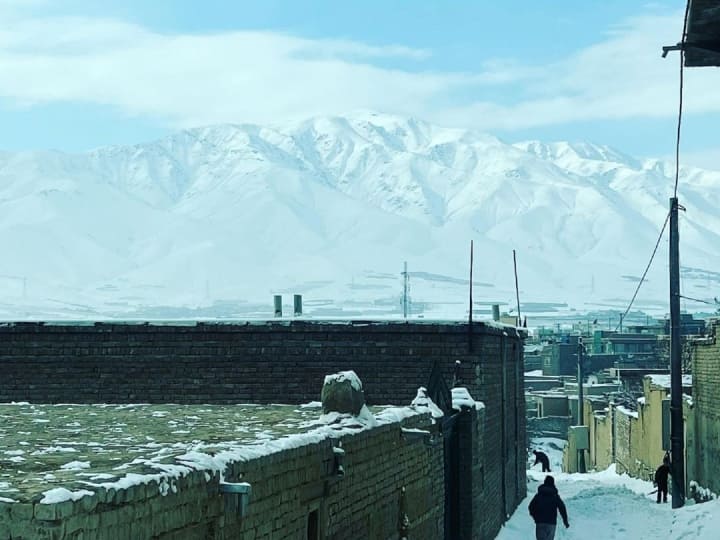 Afghanistan Is Freezing: जनवरी की ठंड के कहर ने अफगानिस्तान में लोगों का जीना मुहाल कर रखा है. सर्द मौसम और गिरते पारे की वजह से यहां होने वाली मौतों के आंकड़े में लगातार इजाफा होता जा रहा है.