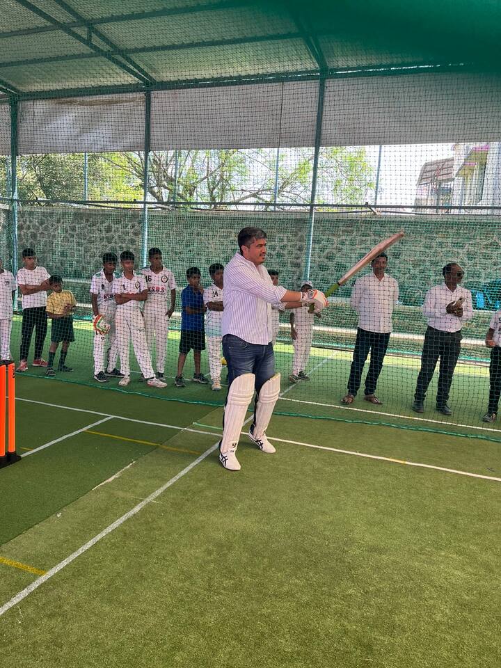 केएसडी शानबाग विद्यालयाला रोहित पवार यांनी भेट दिली. याभेटी दरम्यान त्यांनी विद्यालयातील मुलांचा सत्कार केला.