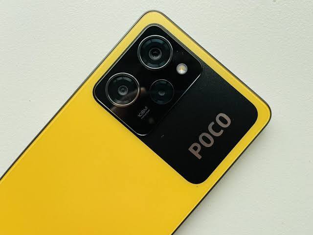 Poco X5 Pro : पोको 6 फरवरी को भारतीय बाजार में अपना नया स्मार्टफोन पेश करने के लिए तैयार है, जिसका नाम Poco X5 Pro होगा. हालांकि यह डेट लीक्स के बेस पर हम आपको बता रहे हैं, कंपनी ने अभी लॉन्च डेट का खुलासा नहीं किया है. इस फोन को 25 हजार रुपये से कम कीमत वाले सेगमेंट में पेश किया जा सकता है.