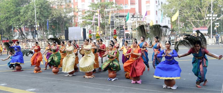 பள்ளி மற்றும் கல்லூரி மாணவியர்களின் ஆடல் பாடல் கலை நிகழ்ச்சி