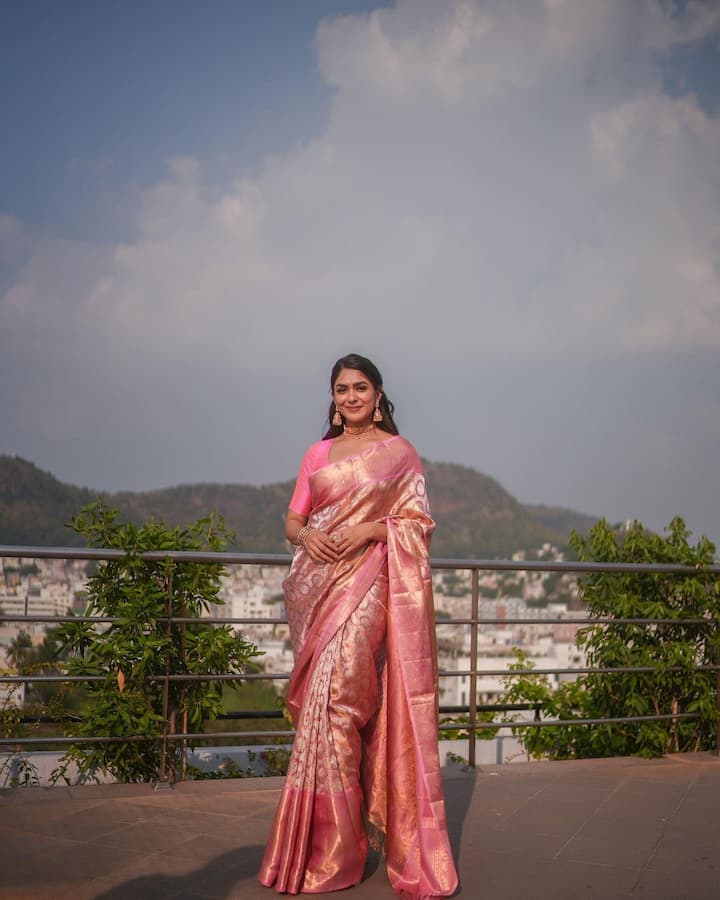 मृणालच्या या लूकला नेटकऱ्यांची पसंती मिळाली आहे.  (Mrunal Thakur/Instagram)