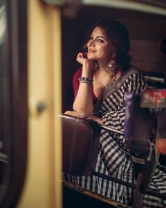 Shama Sikander Saree Look: साड़ी में बिखरी जुल्फों को संवारती नजर आईं शमा सिकंदर, कातिल अदाएं देख थम जाएंगी सांसे