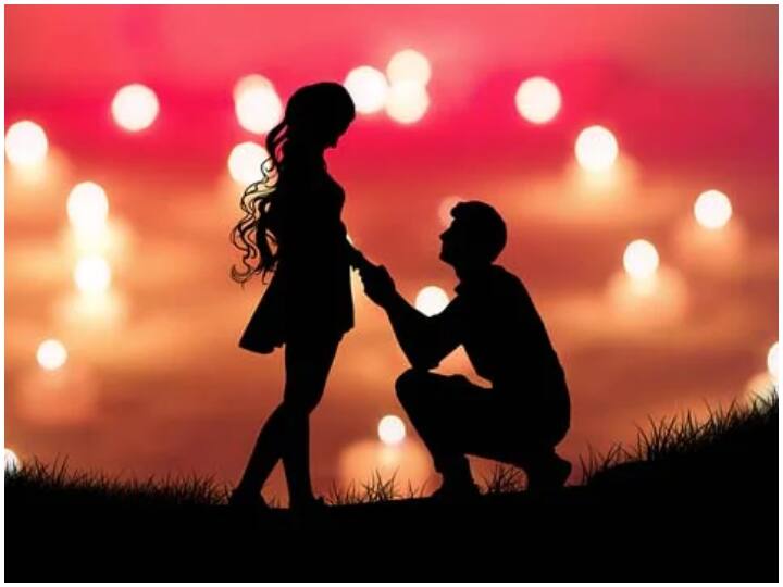 अब यह जिक्र मोहब्बत वाले हफ्ते यानी वैलेंटाइन वीक में हो तो लफ्जों की रूमानियत भी बेइंतहा हो जाती है. दरअसल, बात अब गुलाब की अदला-बदली (Rose Day) से बढ़कर वादों की दहलीज पर पहुंच चुकी है तो हम आपको उन फिल्मी डायलॉग से रूबरू करा रहे हैं, जो आपके इश्क में चार-चांद लगा देंगे.