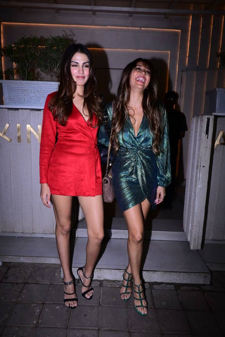 बॉलीवुड एक्टर आशीष चौधरी (Ashish Chowdhry) ने 27 जनवरी 2023 को अपनी पत्नी समिता बंगार्गी चौधरी के साथ अपनी वेडिंग एनिवर्सरी सेलिब्रेट की थी. कपल ने अपने दोस्तों के लिए पार्टी भी होस्ट की. इस दौरान रिया चक्रवर्ती अपनी फ्रेंड अनुष्का के साथ एनवर्सरी बैश में पहुंची थीं.