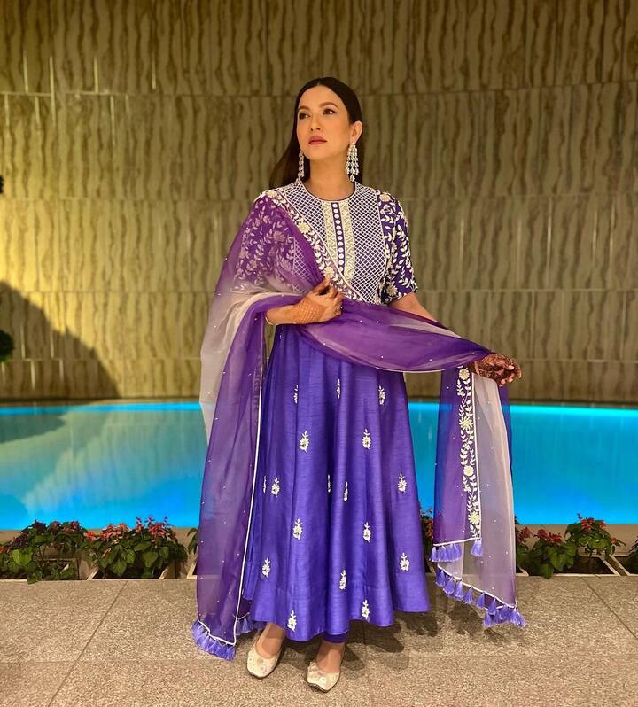 ये तस्वीरें गौहर खान ने अपने इंस्टाग्राम अकाउंट पर शेयर की हैं. जिसमें एक्ट्रेस पर्पल सूट में काफी खूबसूरत लग रही हैं.