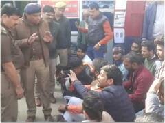 कानपुर के थाने में बजरंग दल कार्यकर्ताओं का धरना, पुलिसकर्मी पर लगाया गंभीर आरोप