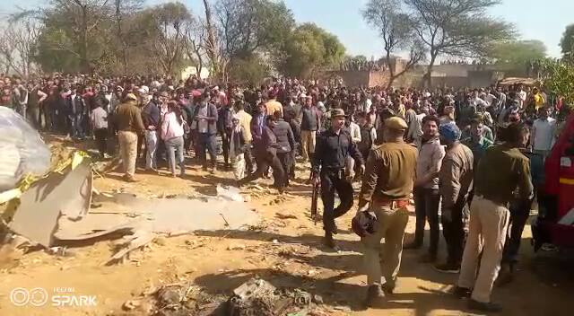 आसमान में फाइटर प्लेन आग का गोला बन गया. स्थानीय निवासियों ने बताया कि एयरफोर्स का फाइटर प्लेन आग का गोला बनते हुए आसमान में देखा गया.