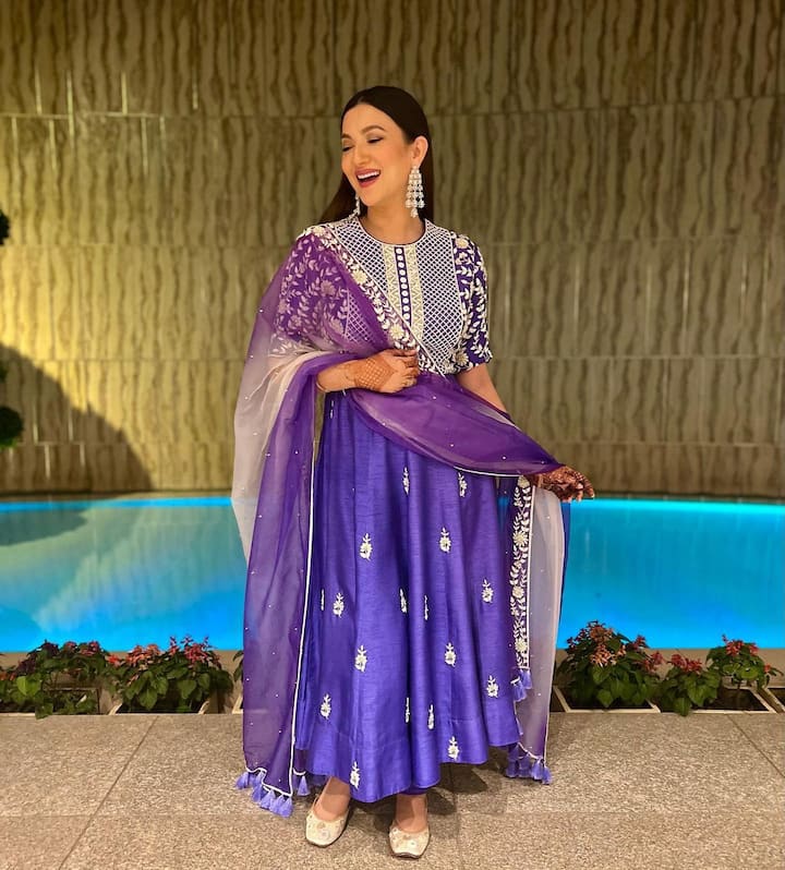 अपनी लेटेस्ट तस्वीरों में गौहर खान कभी स्माइल करते हुए तो कभी नजाकत के साथ पोज दे रही हैं.