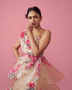 Mrunal thakur : 'பளப்பளக்கும் பந்தூரமே சிலிசிலுக்கும் செந்தூரமே..' மனதை மயக்கும் சீதா ராமம் நடிகை!