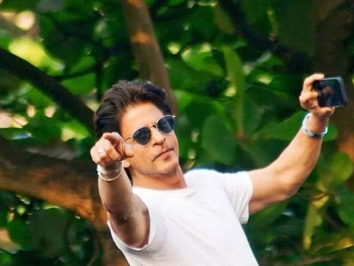 Shah Rukh Khan responds to user who ask him Pathaan become hit but you will not compete with Salman Khan at Box Office Ask SRK: 'पठान हिट हो गई लेकिन सलमान खान का मुकाबला नहीं कर पाओगे', यूजर की बात का Shah Rukh Khanने ऐसे दिया जवाब