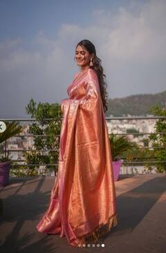 Mrunal Thakur: ਮ੍ਰਿਣਾਲ ਠਾਕੁਰ ਨੇ ਪਿੰਕ ਸਿਲਕ ਸਾੜ੍ਹੀ ਦੇ ਨਾਲ ਦਿੱਤੀ ਇੱਕ ਪਿਆਰੀ ਮੁਸਕਰਾਹਟ, ਫੈਨਜ਼ ਹੋਏ ਦੀਵਾਨੇ