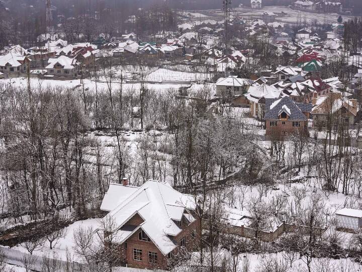 Himachal pradesh snowfall tourists rush to narkanda to avoid crowd Himachal Pradesh Snowfall: शिमला में कम बर्फबारी और भीड़ का असर! अब मौसम का लुत्फ उठाने नारकंडा पहुंच रहे टूरिस्ट