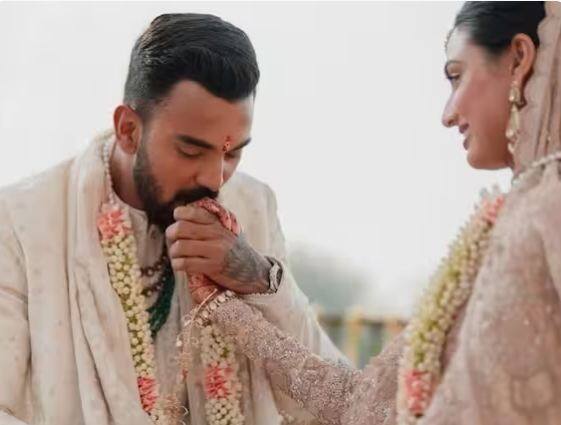 ਜ਼ਿਕਰਯੋਗ ਹੈ ਕਿ ਕੇਐੱਲ ਅਤੇ ਆਥੀਆ ਦੇ ਵਿਆਹ ਦੀ ਕਾਫੀ ਚਰਚਾ ਹੋਈ ਸੀ। ਉਨ੍ਹਾਂ ਦੇ ਵਿਆਹ ਤੋਂ ਬਾਅਦ ਇਹ ਖਬਰ ਵੀ ਆਈ ਸੀ ਕਿ ਦੋਹਾਂ ਨੂੰ ਕਰੋੜਾਂ ਰੁਪਏ ਦੇ ਤੋਹਫੇ ਮਿਲੇ ਹਨ। ਪਰ ਆਥੀਆ ਦੇ ਪਿਤਾ ਅਤੇ ਬਾਲੀਵੁੱਡ ਅਭਿਨੇਤਾ ਸੁਨੀਲ ਸ਼ੈੱਟੀ ਨੇ ਇਨ੍ਹਾਂ ਖਬਰਾਂ ਨੂੰ ਝੂਠਾ ਕਰਾਰ ਦਿੱਤਾ ਹੈ।