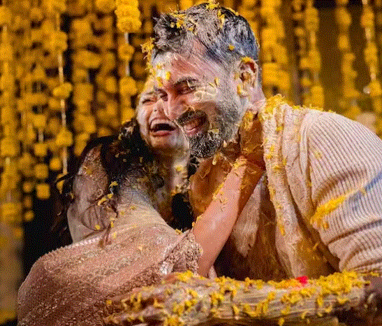 ਵਾਇਰਲ ਹੋ ਰਹੀਆਂ ਤਸਵੀਰਾਂ 'ਚ ਆਥੀਆ ਸ਼ੈੱਟੀ ਦੀ ਮਾਂ ਉਨ੍ਹਾਂ ਨੂੰ ਆਸ਼ੀਰਵਾਦ ਦਿੰਦੀ ਨਜ਼ਰ ਆ ਰਹੀ ਹੈ। ਵਿਆਹ ਸਮਾਗਮ 'ਚ ਆਥੀਆ ਕਾਫੀ ਖੁਸ਼ ਨਜ਼ਰ ਆ ਰਹੀ ਹੈ।ਵਿਆਹ ਦੀ ਰਸਮ ਨਿਭਾਉਂਦੇ ਹੋਏ ਆਥੀਆ ਆਪਣਾ ਬੈਗ ਖੋਲ੍ਹ ਕੇ ਬੈਠੀ ਨਜ਼ਰ ਆ ਰਹੀ ਹੈ।