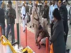 जब अरवल SP को सिपाही ने दो बार पहनाए जूते और बांधे लेस, अब जमकर हो रहे हैं ट्रोल