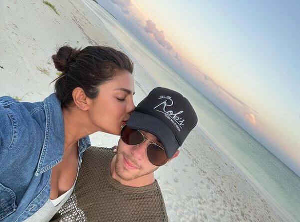 प्रियंका ने बताया कि उन्होंने और उनके पति निक जोनास ने एक जैसे टैटू गुदवा रखे हैं. साथ ही उन्होंने इसके पीछे की वजह भी बताई.