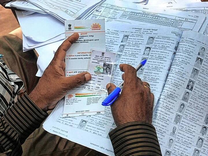 अगर आप भी ऐसा करना चाहते हैं, तो ये आसान स्टेप्स आप फॉलो कर सकते हैं. आपको सबसे पहले नजदीकी आधार केंद्र जाना होगा. साथ में अपना भारतीय पासपोर्ट जरूर ले जाएं. एनरॉलमेंट फॉर्म में भरें, NRI के लिए अपनी ई-मेल ID जरूर डालें. NRI के लिए पंजीकरण को अच्छे से पढ़ें और एनरॉलमेंट फॉर्म पर हस्ताक्षर करें.